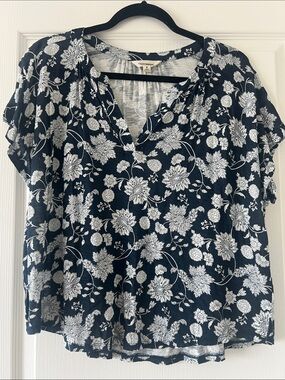Like New Lucky Brand Navy and White Floral V-Neck Short Sleeve Top size medium